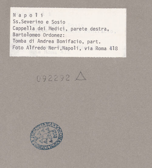 Rückseite von Neri, Alfredo [https://www.deutsche-digitale-bibliothek.de/content/lizenzen/rv-ez/] Grabmal des Andrea BonifacioUnteres Register (Begräbnis und Trauer) - Detail: Begräbnisszene, linke Seite, bh092292_recto. Foto: Neri, Alfredo.
