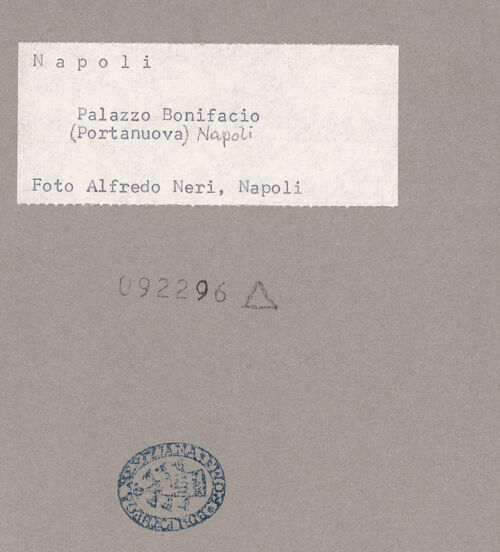 Rückseite von Neri, Alfredo (Napoli) [https://www.deutsche-digitale-bibliothek.de/content/lizenzen/rv-ez/] Palazzo Bonifacio - Portal, Detail: Zwickel mit dem Wappen der Familie Bonifacio (rechts), bh092296_recto. Foto: Neri, Alfredo.