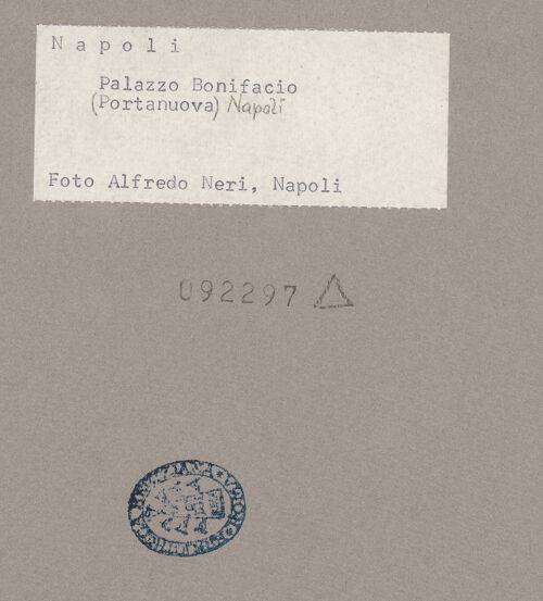Rückseite von Neri, Alfredo (Napoli) [https://www.deutsche-digitale-bibliothek.de/content/lizenzen/rv-ez/] Palazzo Bonifacio - Fassade, Detail: Portal, bh092297_recto. Foto: Neri, Alfredo.