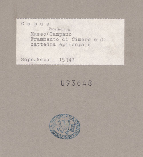 Rückseite von Sopr. BAS NA [https://www.deutsche-digitale-bibliothek.de/content/lizenzen/rv-ez/] Fragment einer Kathedra (?) - Gesamtansicht, bh093648_recto. Foto.