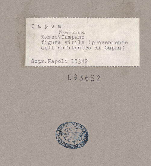 Rückseite von Sopr. BAS NA [https://www.deutsche-digitale-bibliothek.de/content/lizenzen/rv-ez/] Kopf des Flußgottes Volturno - Frontalansicht, bh093652_recto. Foto.