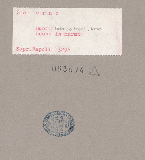 Rückseite von Sopr. BAS NA [https://www.deutsche-digitale-bibliothek.de/content/lizenzen/rv-ez/] Porta dei Leoni (Portal des Atriums)Löwen - Löwe, links, bh093694_recto. Foto.