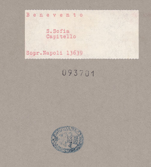 Rückseite von Sopr. BAS NA [https://www.deutsche-digitale-bibliothek.de/content/lizenzen/rv-ez/] Santa SofiaSüdwestfassade - Portal, Detail, linkes Kapitell, bh093701_recto. Foto: Urban, Thomas.