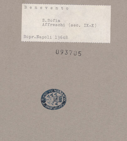 Rückseite von Sopr. BAS NA [https://www.deutsche-digitale-bibliothek.de/content/lizenzen/rv-ez/] Szenen aus den Geburtsgeschichten Johannes' des Täufers und Jesu sowie Fragmente weiterer FreskenReste einer Randeinfassung und einer Figur eines Älteren mit langem, weißem Haar und Kopf-Tefillin - Gesamtansicht, bh093705_recto. Foto.