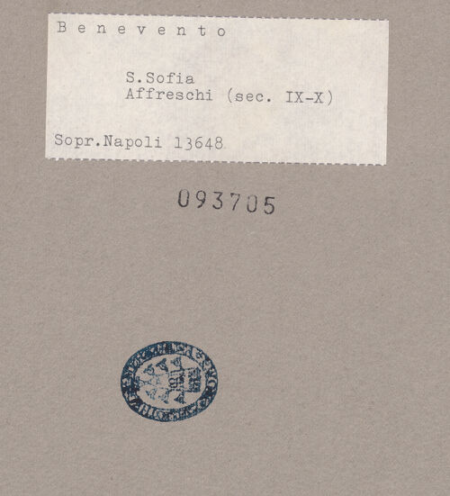 Rückseite von Sopr. BAS NA [https://www.deutsche-digitale-bibliothek.de/content/lizenzen/rv-ez/] Szenen aus den Geburtsgeschichten Johannes' des Täufers und Jesu sowie Fragmente weiterer FreskenReste einer Randeinfassung und einer Figur eines Älteren mit langem, weißem Haar und Kopf-Tefillin - Gesamtansicht, bh093705_recto. Foto.