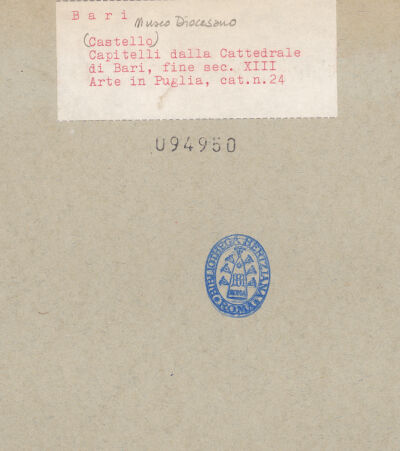 Rückseite von Sopr. BAS BA? [https://www.deutsche-digitale-bibliothek.de/content/lizenzen/rv-ez/] Kapitell aus einem Ziborium einer Nebenapsis - Gesamtansicht, bh094950_recto. Foto.