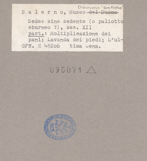 Rückseite von ICCD [https://www.deutsche-digitale-bibliothek.de/content/lizenzen/rv-ez/] Szenen aus dem Neuen und Alten TestamentDie wundersame Vermehrung von Brot und Fisch; Jesus wäscht die Füße der Apostel; das Abendmahl - Gesamtansicht, bh095071_recto. Foto.