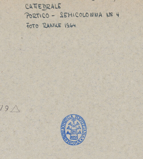 Rückseite von Ranke [https://www.deutsche-digitale-bibliothek.de/content/lizenzen/rv-ez/] Kapitelle der Wandsäulen - Viertes Kapitell, bh095079_recto. Foto.