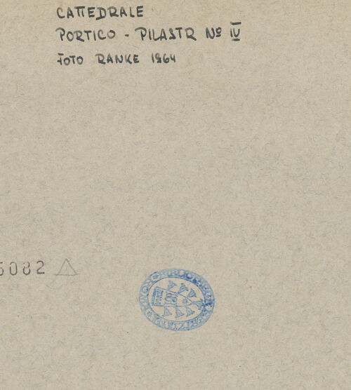 Rückseite von Ranke [https://www.deutsche-digitale-bibliothek.de/content/lizenzen/rv-ez/] Pfeiler und KonsolenVierter Arkadenpfeiler - Detail, Kapitell links, bh095082_recto. Foto.