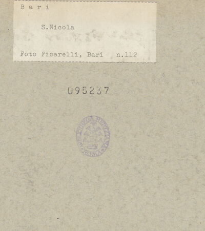 Rückseite von Ficarelli, Bari [https://www.deutsche-digitale-bibliothek.de/content/lizenzen/rv-ez/] Ziborium - Südwestliches Kapitell, von Südwesten, bh095237_recto. Foto: Ficarelli, Michele.