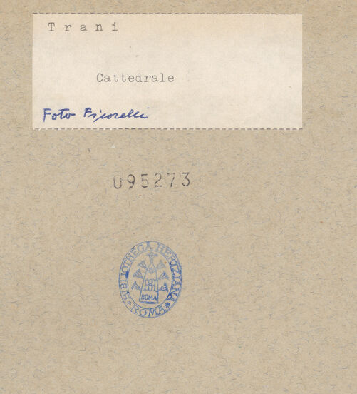 Rückseite von Ficarelli, Bari [https://www.deutsche-digitale-bibliothek.de/content/lizenzen/rv-ez/] Mittleres Rundbogenfenster und Konsolen der Hauptfassade - Shrägansicht von unten rechts, bh095273_recto. Foto: Ficarelli, Michele.