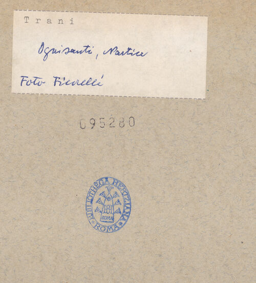 Rückseite von Ficarelli, Bari [https://www.deutsche-digitale-bibliothek.de/content/lizenzen/rv-ez/] Chiesa di OgnissantiPortikus - Innenansicht von Nordwesten, bh095280_recto. Foto: Ficarelli, Michele.