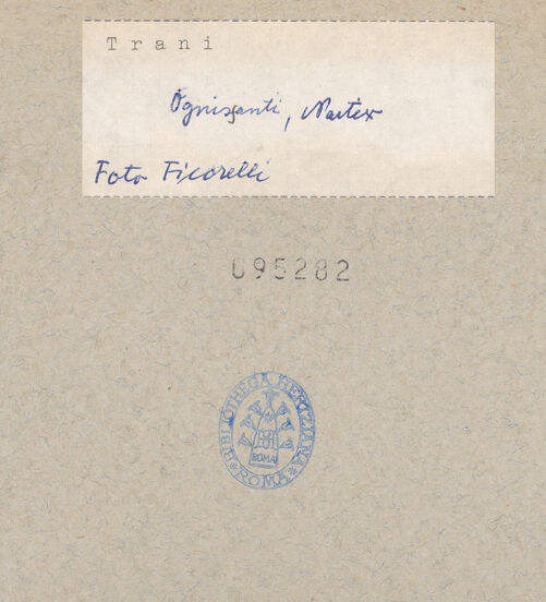 Rückseite von Ficarelli, Bari [https://www.deutsche-digitale-bibliothek.de/content/lizenzen/rv-ez/] Chiesa di OgnissantiPortikus - Hauptportal von Westen, bh095282_recto. Foto: Ficarelli, Michele.