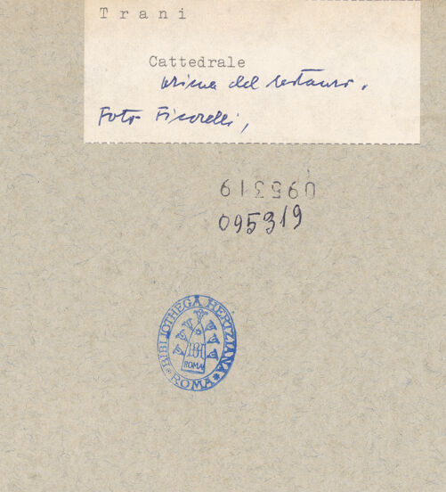 Rückseite von Ficarelli, Bari [https://www.deutsche-digitale-bibliothek.de/content/lizenzen/rv-ez/] Cattedrale - Luftaufnahme von Nordwesten, bh095319_recto. Foto: Ficarelli, Michele.