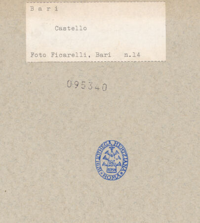 Rückseite von Ficarelli, Bari [https://www.deutsche-digitale-bibliothek.de/content/lizenzen/rv-ez/] CastelloObergeschoss, Nordostflügel (?), Saal - Innenansicht (nach der Restaurierung), bh095340_recto. Foto: Ficarelli, Michele.