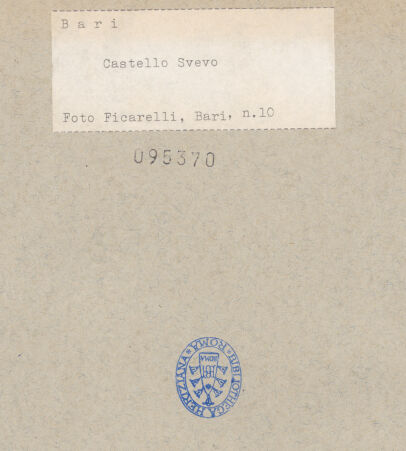 Rückseite von Ficarelli, Bari [https://www.deutsche-digitale-bibliothek.de/content/lizenzen/rv-ez/] CastelloEingangshalle - Innenansicht (nach der Restaurierung), bh095370_recto. Foto: Ficarelli, Michele.