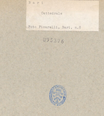 Rückseite von Ficarelli, Bari [https://www.deutsche-digitale-bibliothek.de/content/lizenzen/rv-ez/] CattedraleSüdseite und Südquerhaus - Teilansicht von Südwesten (nach der Restaurierung), bh095376_recto. Foto: Ficarelli, Michele.