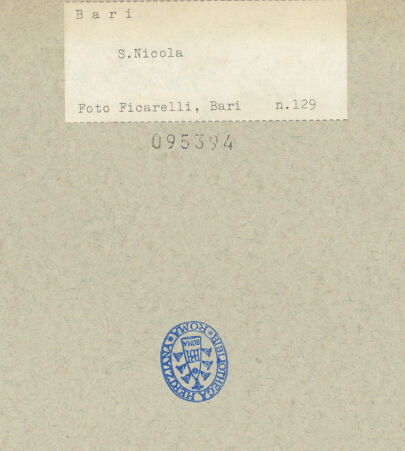 Rückseite von Ficarelli, Bari [https://www.deutsche-digitale-bibliothek.de/content/lizenzen/rv-ez/] Ziborium - Westseite, Detail: Plakette mit der Krönung Rogers II. durch den Heiligen Nikolaus (jetzt Tesoro di San Nicola), bh095394_recto. Foto: Ficarelli, Michele.