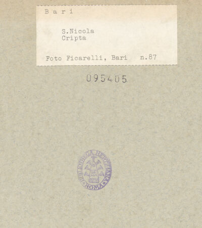 Rückseite von Ficarelli, Bari [https://www.deutsche-digitale-bibliothek.de/content/lizenzen/rv-ez/] San NicolaKrypta - Seitenansicht von Nordosten (nach der Restaurierung, 1953-1954), bh095405_recto. Foto: Ficarelli, Michele.