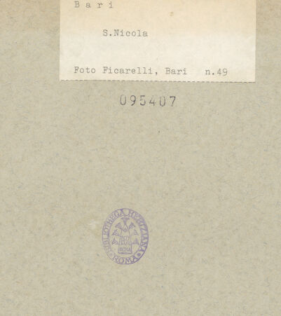 Rückseite von Ficarelli, Bari [https://www.deutsche-digitale-bibliothek.de/content/lizenzen/rv-ez/] Madonna zwischen den heiligen Jakobus, Ludwig von Toulouse, Nikolaus und Markus; Christus als Schmerzensmann zwischen den heiligen Gregorius und Franziskus - Gesamtansicht mit Altar, bh095407_recto. Foto: Ficarelli, Michele.