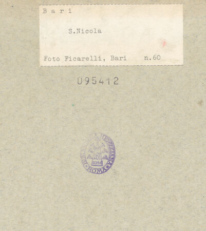 Rückseite von Ficarelli, Bari [https://www.deutsche-digitale-bibliothek.de/content/lizenzen/rv-ez/] Mosaikfußboden des Presbyteriums - Detail der kufischen Inschrift, bh095412_recto. Foto: Ficarelli, Michele.