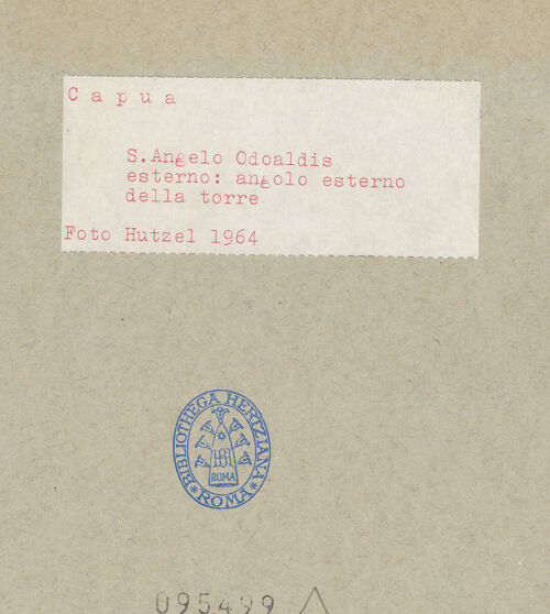 Rückseite von Hutzel, Max [https://www.deutsche-digitale-bibliothek.de/content/lizenzen/rv-fz/] Sant'Angelo OdoaldisPortikus und Fassade - Detail der außen Ecke, bh095499_recto. Foto: Hutzel, Max.