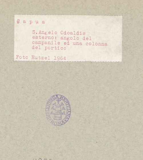 Rückseite von Hutzel, Max [https://www.deutsche-digitale-bibliothek.de/content/lizenzen/rv-ez/] Sant'Angelo OdoaldisPortikus und Fassade - Portikus, Säule, bh095510_recto. Foto: Hutzel, Max.