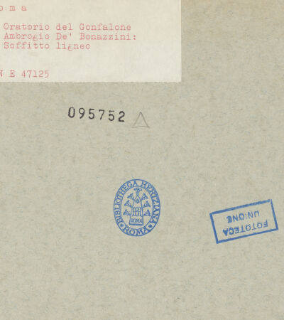 Rückseite von ICCD [https://www.deutsche-digitale-bibliothek.de/content/lizenzen/rv-ez/] Holzdecke - Gesamtaufnahme, bh095752_recto. Foto.