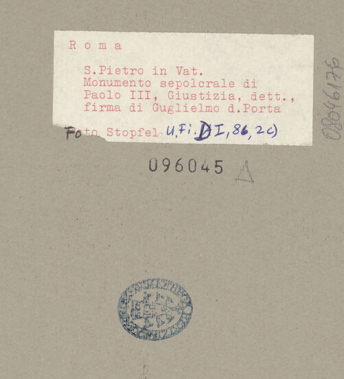 Rückseite von Bibliotheca Hertziana [https://www.deutsche-digitale-bibliothek.de/content/lizenzen/rv-fz/] Grabmal für Papst Paul III. FarneseStatue Pauls III. (mittlere Figur) - , bh096045_recto. Foto.