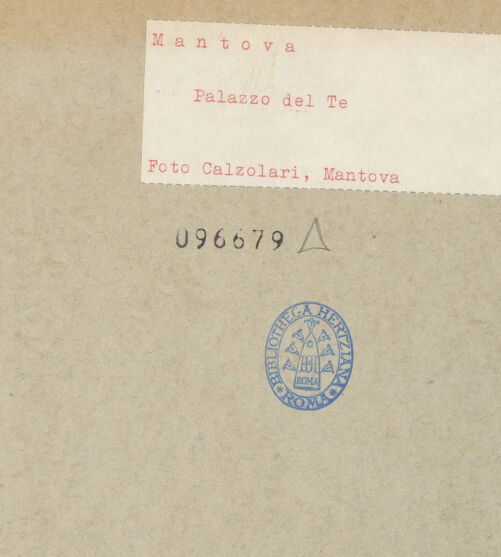 Rückseite von Calzolari [https://www.deutsche-digitale-bibliothek.de/content/lizenzen/rv-ez/] Palazzo del Tè - Luftansicht des Palazzo aus Osten, bh096679_recto. Foto.