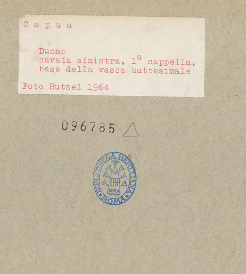 Rückseite von Hutzel, Max [https://www.deutsche-digitale-bibliothek.de/content/lizenzen/rv-ez/] Sockel des Taufbeckens - Markus, bh096785_recto. Foto.