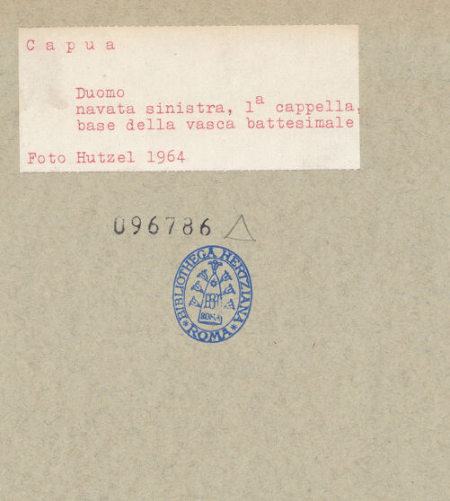 Rückseite von Hutzel, Max [https://www.deutsche-digitale-bibliothek.de/content/lizenzen/rv-ez/] Sockel des Taufbeckens - Lukas, bh096786_recto. Foto.