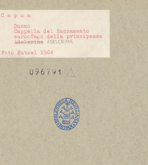 Rückseite von Hutzel, Max [https://www.deutsche-digitale-bibliothek.de/content/lizenzen/rv-ez/] Altar des Sakramentes mit dem Grabmal der Prinzessin Adelcrima (gest. 10. Jh.) - Sarkophag der Prizessin Adelcrima, bh096791_recto. Foto.