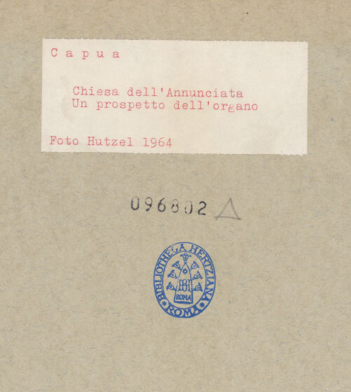 Rückseite von Hutzel, Max [https://www.deutsche-digitale-bibliothek.de/content/lizenzen/rv-ez/] Chiesa dell'Annunciata - Blick in das Presbyterium mit einen Orgel, bh096802_recto. Foto: Hutzel, Max.