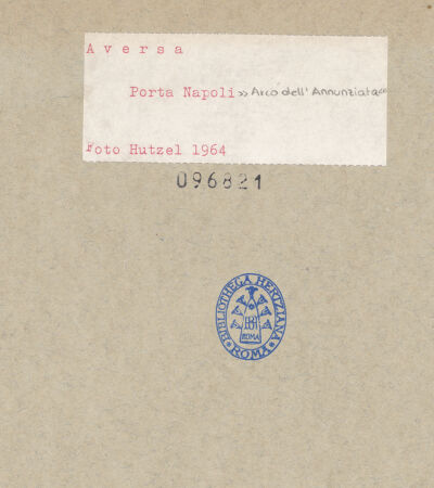 Rückseite von Hutzel, Max [https://www.deutsche-digitale-bibliothek.de/content/lizenzen/rv-ez/] Porta Napoli - Ansicht von Südwesten, bh096821_recto. Foto: Hutzel, Max.
