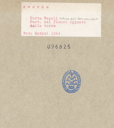 Rückseite von Hutzel, Max [https://www.deutsche-digitale-bibliothek.de/content/lizenzen/rv-ez/] Porta Napoli - Detail, bh096825_recto. Foto: Hutzel, Max.