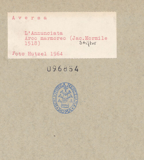 Rückseite von Hutzel, Max [https://www.deutsche-digitale-bibliothek.de/content/lizenzen/rv-ez/] Portal zum Hof - Linker Pfosten, Detail, bh096854_recto. Foto: Hutzel, Max.