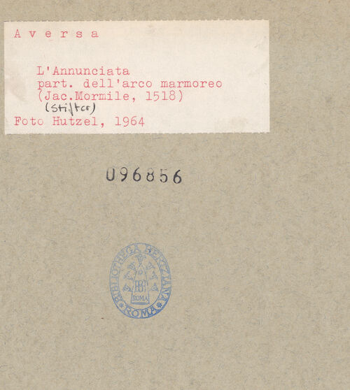 Rückseite von Hutzel, Max [https://www.deutsche-digitale-bibliothek.de/content/lizenzen/rv-ez/] Portal zum Hof - Rechter Pfosten, Detail, bh096856_recto. Foto: Hutzel, Max.