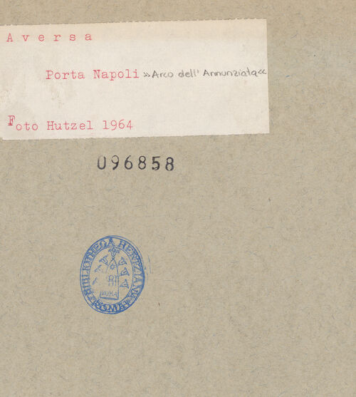 Rückseite von Hutzel, Max [https://www.deutsche-digitale-bibliothek.de/content/lizenzen/rv-ez/] Porta Napoli - Detail von Südwesten, bh096858_recto. Foto: Hutzel, Max.