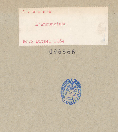 Rückseite von Hutzel, Max [https://www.deutsche-digitale-bibliothek.de/content/lizenzen/rv-ez/] Weihwasserbecken mit Engel und Wappen - Gesamtansicht, bh096866_recto. Foto: Hutzel, Max.