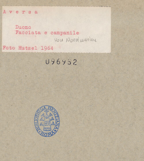 Rückseite von Hutzel, Max [https://www.deutsche-digitale-bibliothek.de/content/lizenzen/rv-ez/] Duomo - Sockel von Nordwesten, bh096952_recto. Foto: Hutzel, Max.