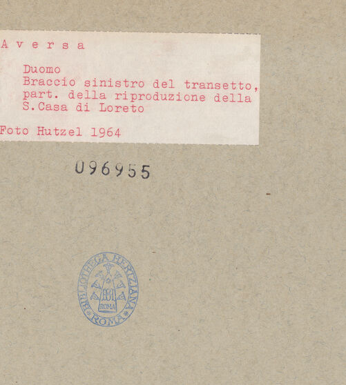 Rückseite von Hutzel, Max [https://www.deutsche-digitale-bibliothek.de/content/lizenzen/rv-ez/] Duomo - Nordquerhausarm mit einer Reproduktion des heiligen Hauses von Loreto, bh096955_recto. Foto: Hutzel, Max.