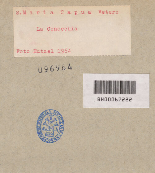 Rückseite von Hutzel, Max [https://www.deutsche-digitale-bibliothek.de/content/lizenzen/rv-ez/] Römisches Grabmal, genannt "Conocchia" - Gesamtansicht von Norden, bh096964_recto. Foto: Hutzel, Max.