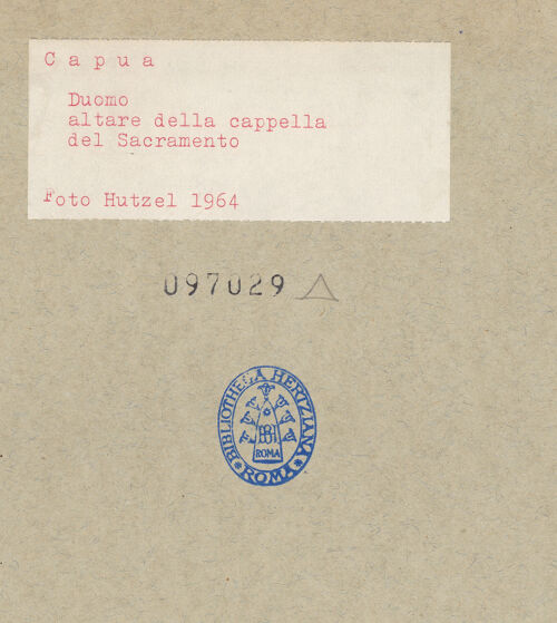 Rückseite von Hutzel, Max [https://www.deutsche-digitale-bibliothek.de/content/lizenzen/rv-ez/] Altar des Sakramentes mit dem Grabmal der Prinzessin Adelcrima (gest. 10. Jh.) - Gesamtansicht, bh097029_recto. Foto.