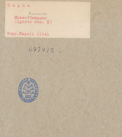 Rückseite von Sopr. BAS NA [https://www.deutsche-digitale-bibliothek.de/content/lizenzen/rv-ez/] Maßwerkfenster mit Christusmonogramm - Gesamtansicht, bh097970_recto. Foto.