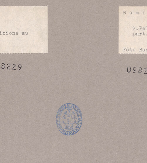 Rückseite von Ranke [https://www.deutsche-digitale-bibliothek.de/content/lizenzen/rv-ez/] Achtspeichige Fensterrose, darüber Gedenkinschrift anläßlich der Kirchenrenovierung durch Abt Theodinus - Innenseite, Detail mit zwei Speichensäulen, bh098229_bh098230_recto. Foto: Ranke.