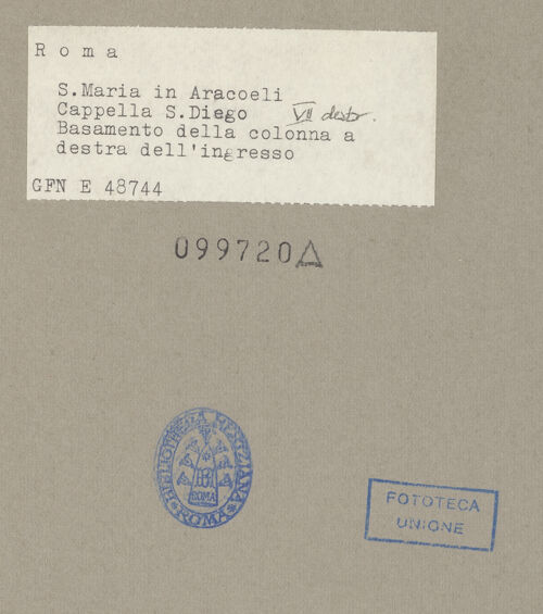 Rückseite von ICCD [https://www.deutsche-digitale-bibliothek.de/content/lizenzen/rv-ez/] Santa Maria in AracoeliCappella di San Diego - Detail: Säule und Säulenbasis, rechts vom Eingang, bh099720_recto. Foto.