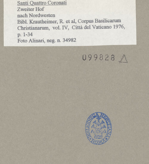 Rückseite von Alinari [https://www.deutsche-digitale-bibliothek.de/content/lizenzen/rv-fz/] Santi Quattro CoronatiÄußeresZweiter Hof - Nördliche Wand mit den Säulen der ursprünglichen Basilika, bh099828_recto. Foto.
