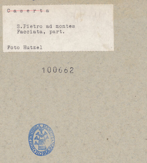 Rückseite von Hutzel, Max [https://www.deutsche-digitale-bibliothek.de/content/lizenzen/rv-ez/] San Pietro ad MontesWestfassade - Teilansicht, bh100662_recto. Foto: Hutzel, Max.