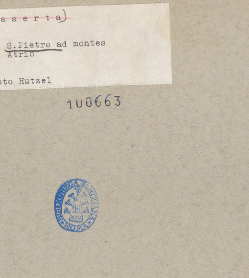 Rückseite von Hutzel, Max [https://www.deutsche-digitale-bibliothek.de/content/lizenzen/rv-ez/] San Pietro ad MontesWestfassade - Atrium, bh100663_recto. Foto: Hutzel, Max.